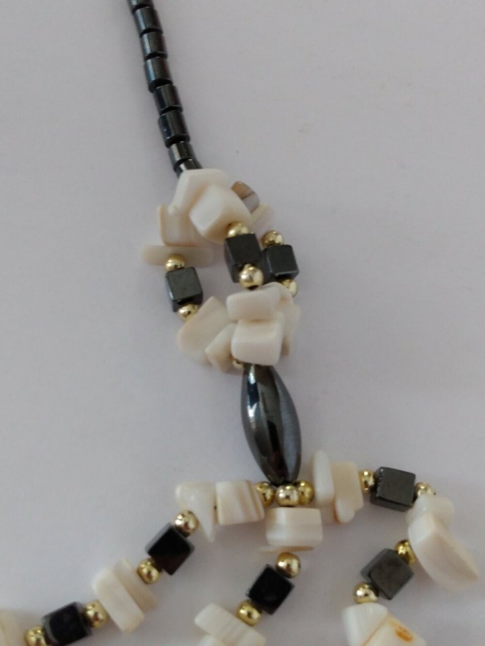 Vintage Hematite Bead & Shell Festoon Necklace - 17 inches long. Excellent item. - Picture 6 of 8